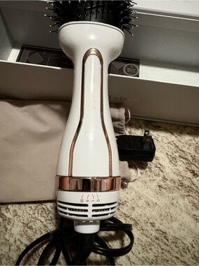 Almost Famous White and Rose Gold Ionic Hot Air Brush